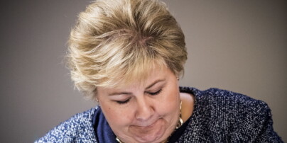 21 varsler om seksuell trakassering i Høyre: - Vi har sviktet, sier Erna Solberg
